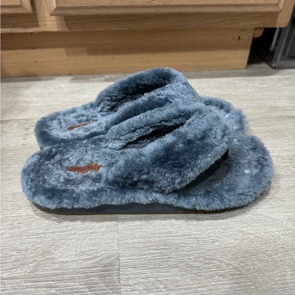 OluKai Kipe’a Heu Genuine Shearling Slide Sandal - Picture 4 of 10